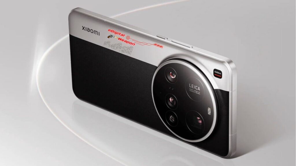 Alt Text: “Side-by-side thickness comparison of Xiaomi 15 Ultra and Xiaomi 14 Ultra smartphones, highlighting slimmer body and reduced camera bump on the Xiaomi 15 Ultra.”